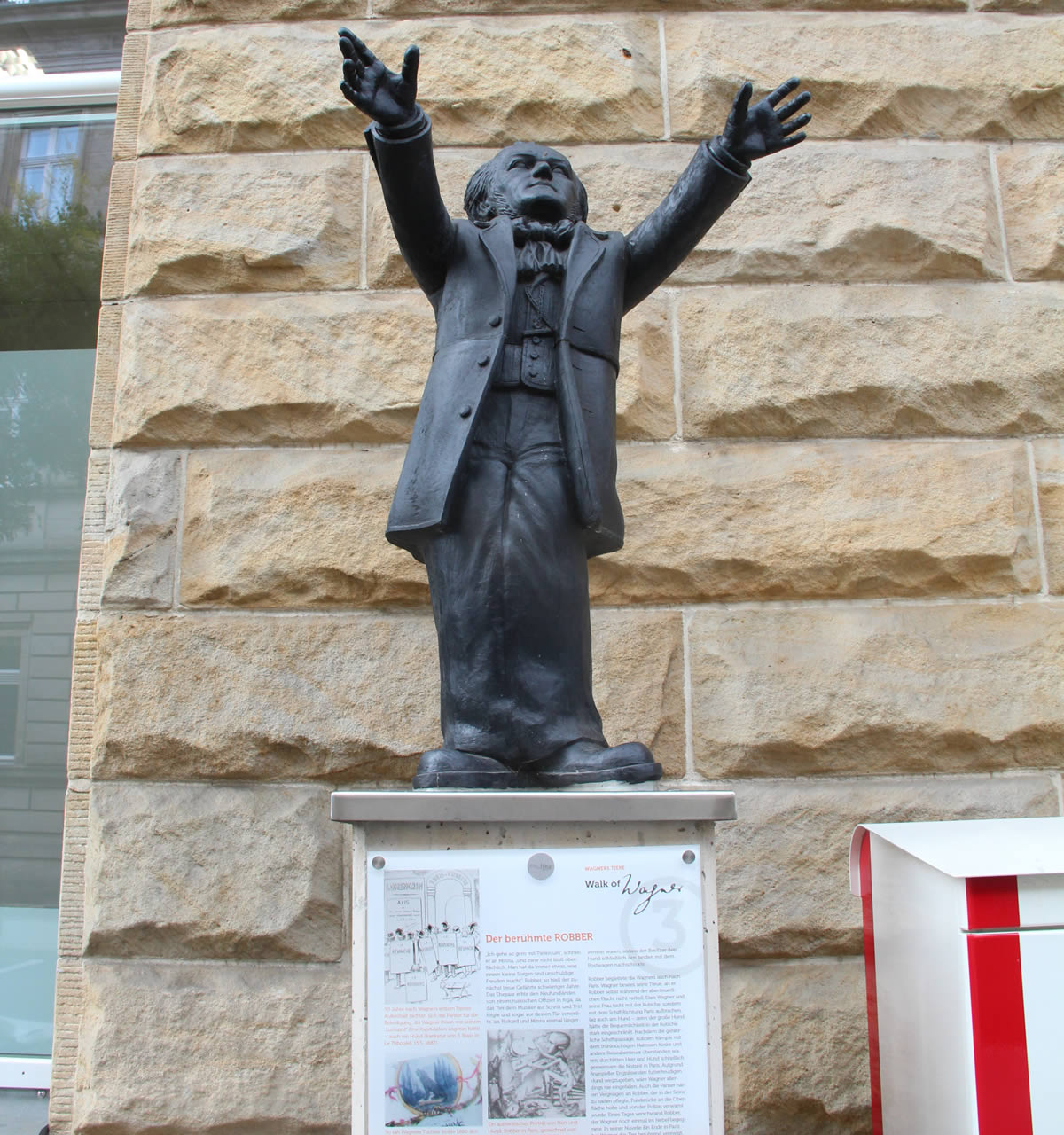 Uno de los pedestales del paseo, con la escultura de Ottmar Hörl. © Bayreuth.es 